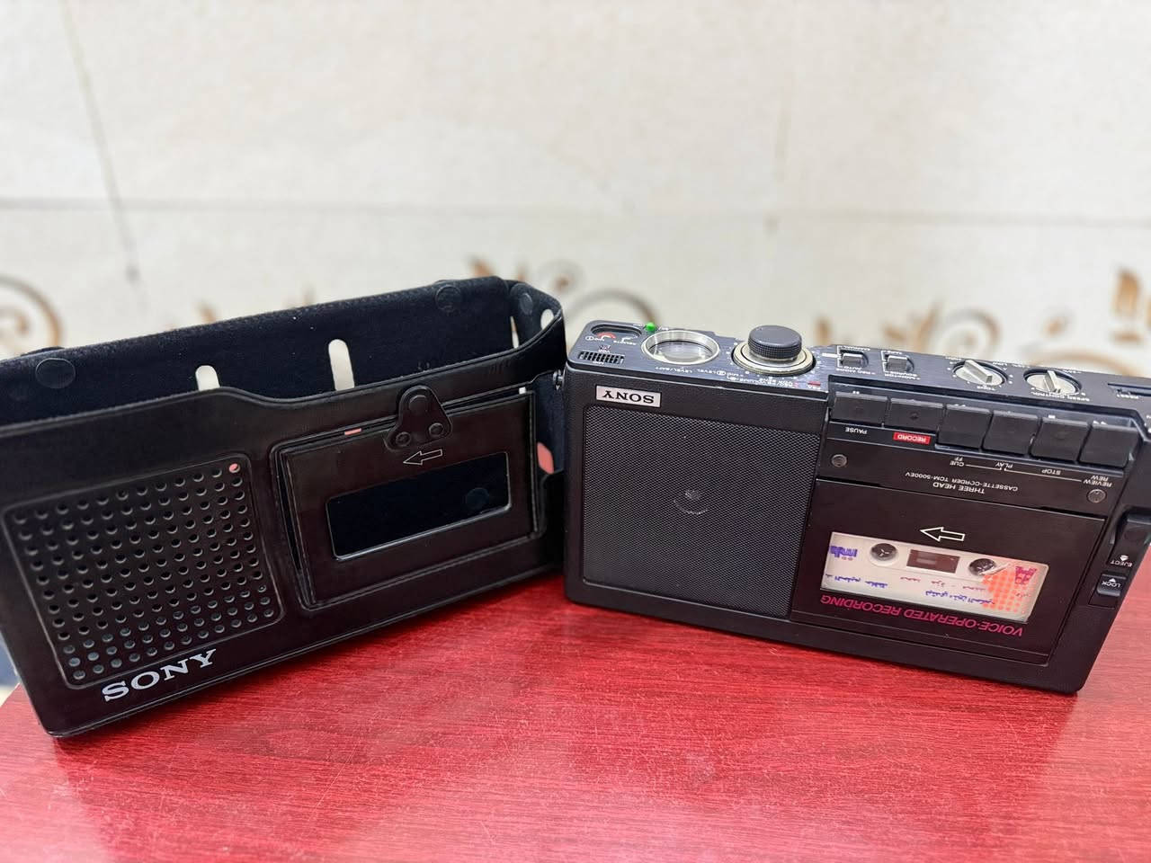 للبيع جهاز سوني كاسيت أصلي نادر
📻 Sony Cassette-Corder TCM-5000EV
جهاز تسجيل وتشغيل أشرطة كاسيت من شركة سوني اليابانية، بحالة جيدة جداً ونظيف، مناسب لهواة اقتناء الأجهزة الكلاسيكية والقديمة.
✅ تسجيل وتشغيل أشرطة الكاسيت
✅ ميكروفون مدمج للتسجيل الصوتي
✅ خاصية التسجيل التلقائي بالصوت (VOR)
✅ تحكم بسرعة الشريط والنغمة
✅ مؤشر لمستوى التسجيل والصوت
✅ يعمل على البطاريات أو المحول الكهربائي
الجهاز بحالة ممتازة من ناحية الشكل الخارجي كما هو موضح بالصور
للتواصل خاص


**إذا كنت صاحب هذا الإعلان وتريد حذفه لأي سبب، رجاءا أرسل رسالة إلى الدعم الفني**
