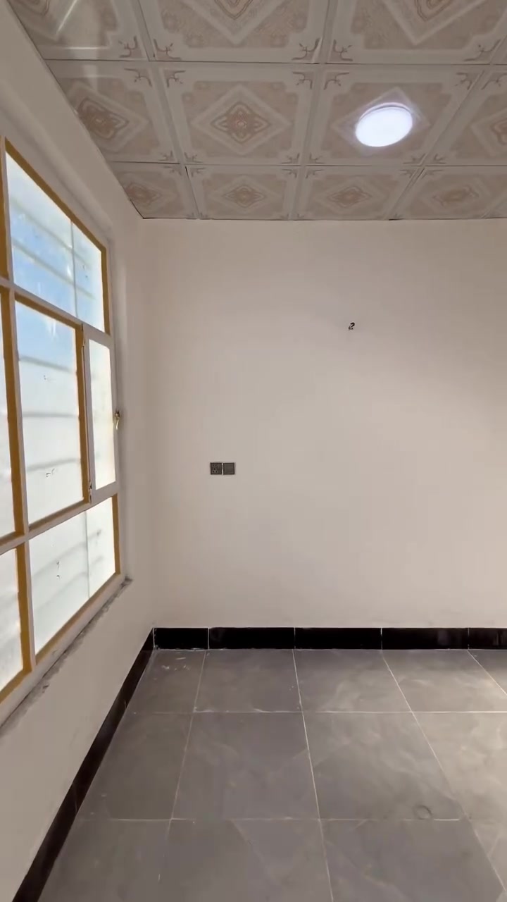 السلام عليكم دار للبيع بيع مستعجل لضرف خاص
السعرتم تنزيله الئ33مليون قفل 🔏 ابلاش 
دار للبيع المساحه 130متر بناء حديث 2026مكاتبه 
العنوان حله بكرلي 4 قريب عل السايدين 
المدارس الجديده خدمات كامله للدار 
يحتوي علئ غرفه وكلدور واستقبال ومطبخ وكراج سياره وحديقه خارجيه 
للاستفسار الاتصال على……
***********  ….***********
