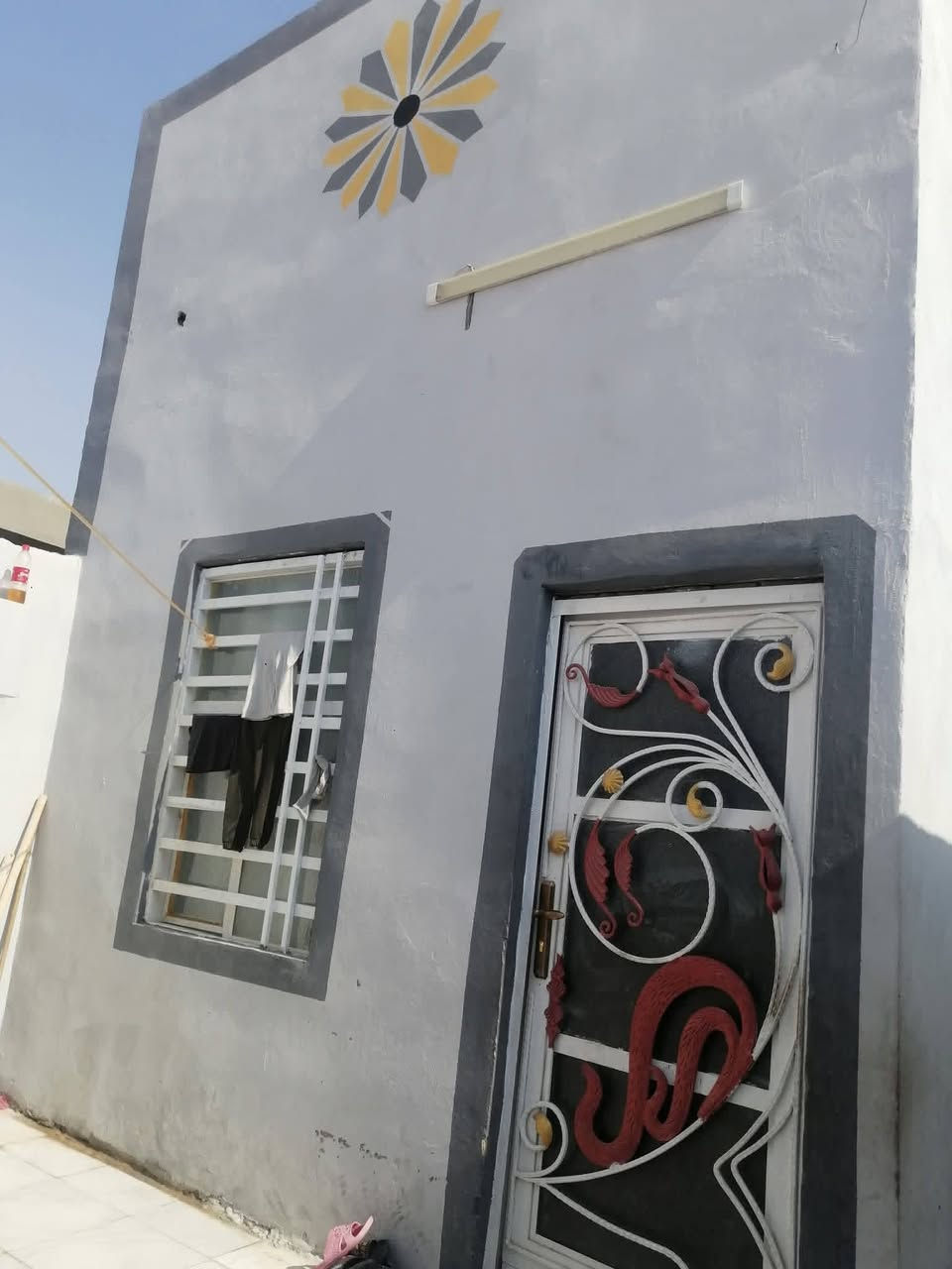 سلام عليكم بيت للبيع مساحه 100متر جاهز للسكن أساسه تجعيب طابوك وبناء بلوك وسقف عكاده بيت نظيف بشكل بي غرفه وصاله ومطبخ وستقبال وتخاريج حمام داخلي وخارجي .سيراميك جداري وارضي  خدمات من كلشي موجوده عنوان نجف عمود 134 على طريق كربلاء جهت ياعلي مشمول بتطويب قرار320 ومعاملته كامله بلبلديه ومناسب سعر 22وبي مجال للطيبين الاتصال على هذا رقم ***********
