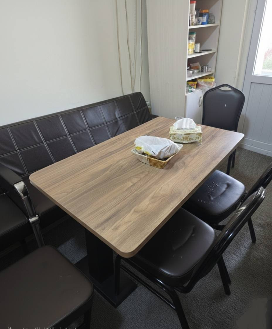 للبيع ميز طعام وكنبة تركية نضافة فول
وايظا اربع كراسي 
 وايظا (تخت ديدية للأطفال لعمر من صفر  لحد 5 سنوات بيها جكامج اثنين 
ايظا ثلاجة مستعملة
للتواصل واتساب
***********
