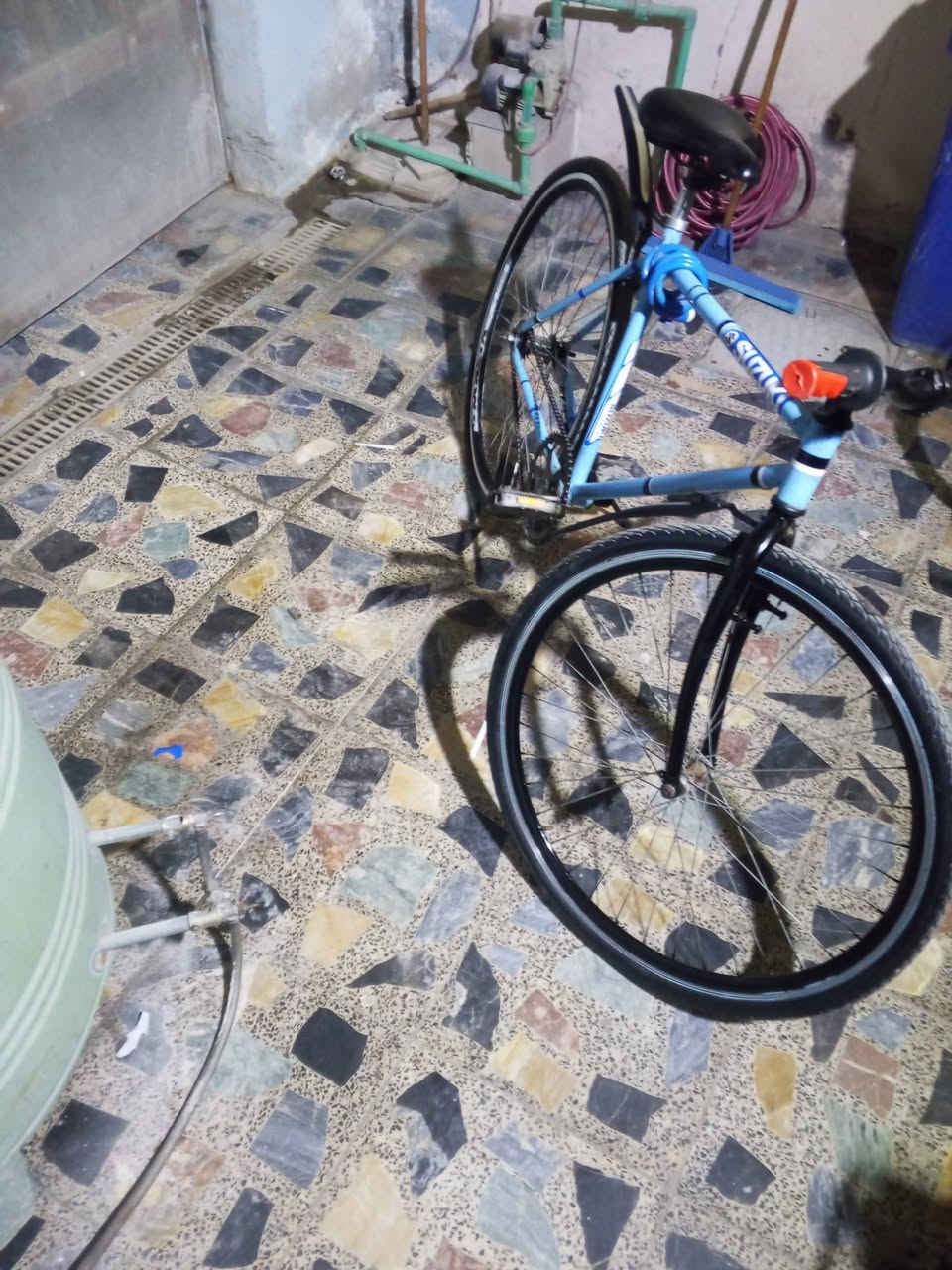 سلام عليكم بايسكلات للبيع بناتي حجم 26 لون اسود طافي  مصبوغ صبغ حراري والثاني بلادي لون سمأي حجم 27  بريكه بل مكينه بلبايدر يعني مكاني بغداد شهداء البياع والسعر قيم وأخذ بدون كسر السعر الاتصال على *********** متواجد واتساب ومازنجر
