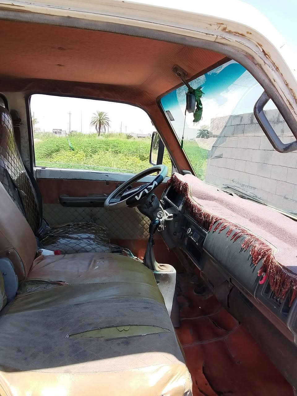 السلام وعليكم كية بنكو موديل 93 رقم بغداد نكليزي بسمي تحويل مباشر  كير ومحرك واكسل حاوية حدادية وتخم تاير جديد كرهبائيات كلهة شغالة  السيارة احلى من الصورة شاصي ورقم شاصي مكفول بلادي سنوية مجددة لل28 المكان واسط العزيزية السعر  (40) وبيهة مجال رقم الهاتف (***********)
