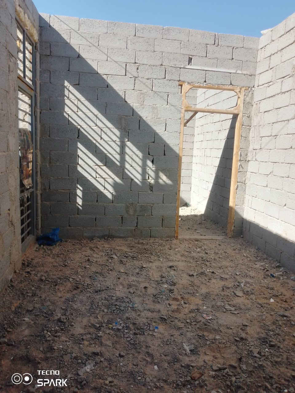 دار للبيع
50متر نهايه شارع السوك من كتر شارع 20
غرفه وصاله ومطبخ وحمام ثنين 
للاستفسار ***********
