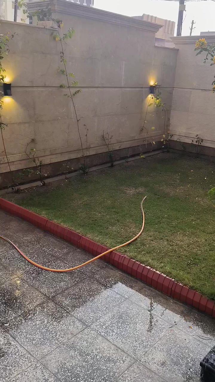 بيت الايجار 200م سكني أو تجاري كراج حديقه طابقين مدخلين الاستفسار مكتب ***********
