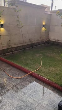 ٢٠٠م • سكني أو تجاري • كراج وحديقة