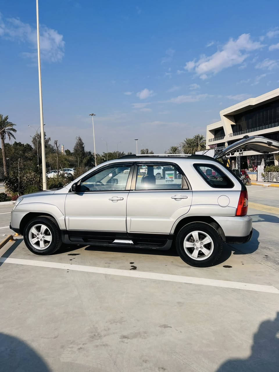 السلام عليكم
كيا سبورتج 

السياره كفاله عامه

موديل 2010 (خليجة )

رقم شمالي اربيل 

مكينه 2000 

فتحه سقف 

ويل كب

شاشه كامره 

تخم تاير 

الداخل بيجي مطعم بصاج 

مكان سياره ديالى بعقوبة

السعر  128وبيا مجال 

***********
