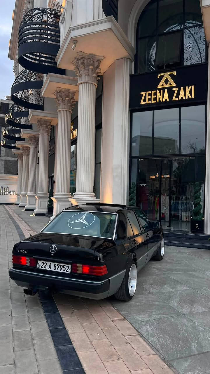 مارسدس 190e مكينة غواصه v6 
كير عاديي
تبريد ثلج
ويل amg نظيف  شفة عريضه
جاملغات منفخه
بصمه وكهربائياتها شغاله 
صدر نظيف عوزها بس دبلات خلفيه
  ***********السعر 63 وبيها مجال
