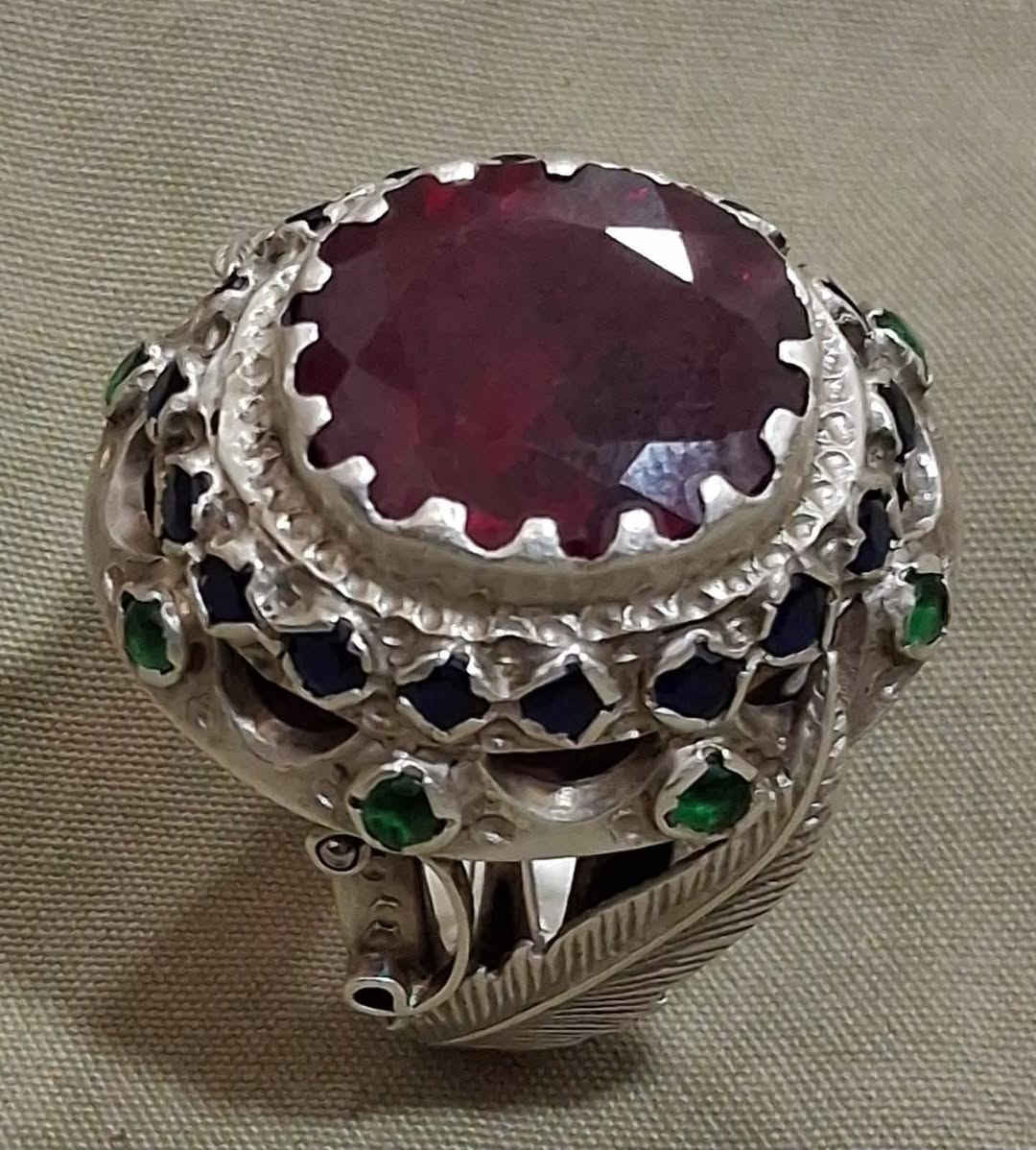 سلام عليكم محبس ياقوت مطعم زمرد وزفير صياغت باسم زاروكه السعر 250 ألف عنوان بغداد باب المعظم ***********
