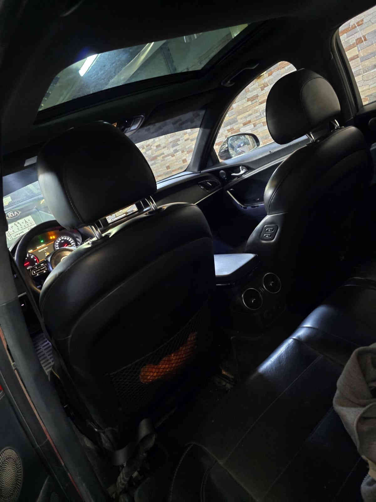 كيا ستنگر 2018 GT
4 سلندر 
فول مواصفات للاخير كلشي بيها
بنوراما داتا شو كشنات حضن سستم سماعات كشنات خزن تدفأه وتبريد
رادارات جانبيه واماميه وبعد كلش هواي مواصفات
حادث السياره بسيط جاملغ وبنيد قطعه صغيره يعني 
السعر 153
***********
