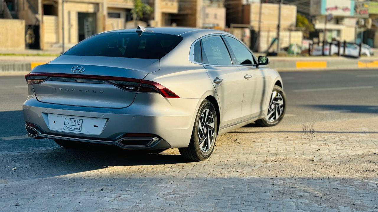 السلام عليكم هونداي ازيرا هايبرد كراند وارد كوردي رقم بغداد بأسمي مواصفات الكراند المعروفة - تحكم ستيرن كامل - شاشة كبيرة كار بلي - كامرة دوارة - تحديد مسار وسياقة ذاتية -كشنات  جلد تدفئة - محرك 2400 هايبرد - كير بيانو 6 نمر - ماشية 47.000 الف - وباقي المواصفات - عليها تخم تاير جديد - حدادية نضيفة - مكينة وكير مكفول قطعتين فقط 1- كلير بنيد 2- الصندوق وموضح بل صور مكان السيارة البصرة  للتواصل *********** والسعر 20.500
