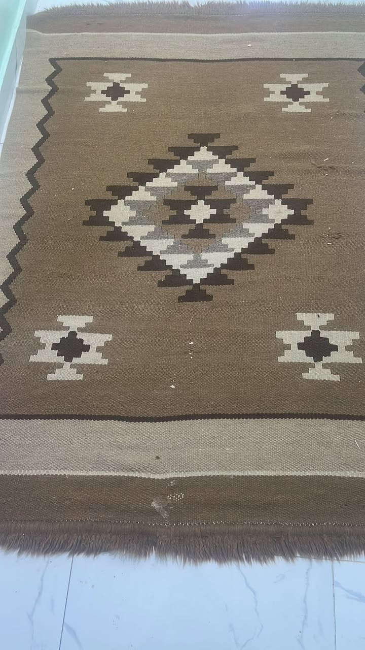 عرض اليوم وبكرا 🤷‍♂️🎉😍 بساطين بحاله جيده شغل يدوي قديمات طول مترين وعرض متر ونص الصحراوي والملون طول مترين بعرض متر السعر 20 دينار )(0798103434) يتوفر خدمه توصيل جميع المحافظات )


**إذا كنت صاحب هذا الإعلان وتريد حذفه لأي سبب، رجاءا أرسل رسالة إلى الدعم الفني**