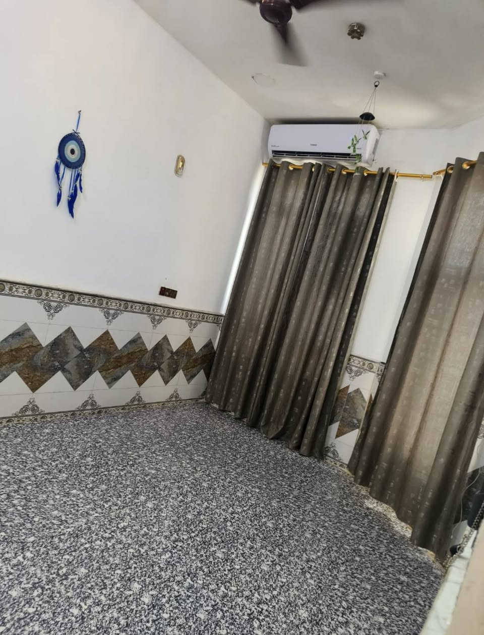 سلام عليكم دار الببع حي لوضفين المساحه 100متر طابقين بناء حديث سعر 90وبيه مجال رقم الهاتف ‏‪***********‬‏
