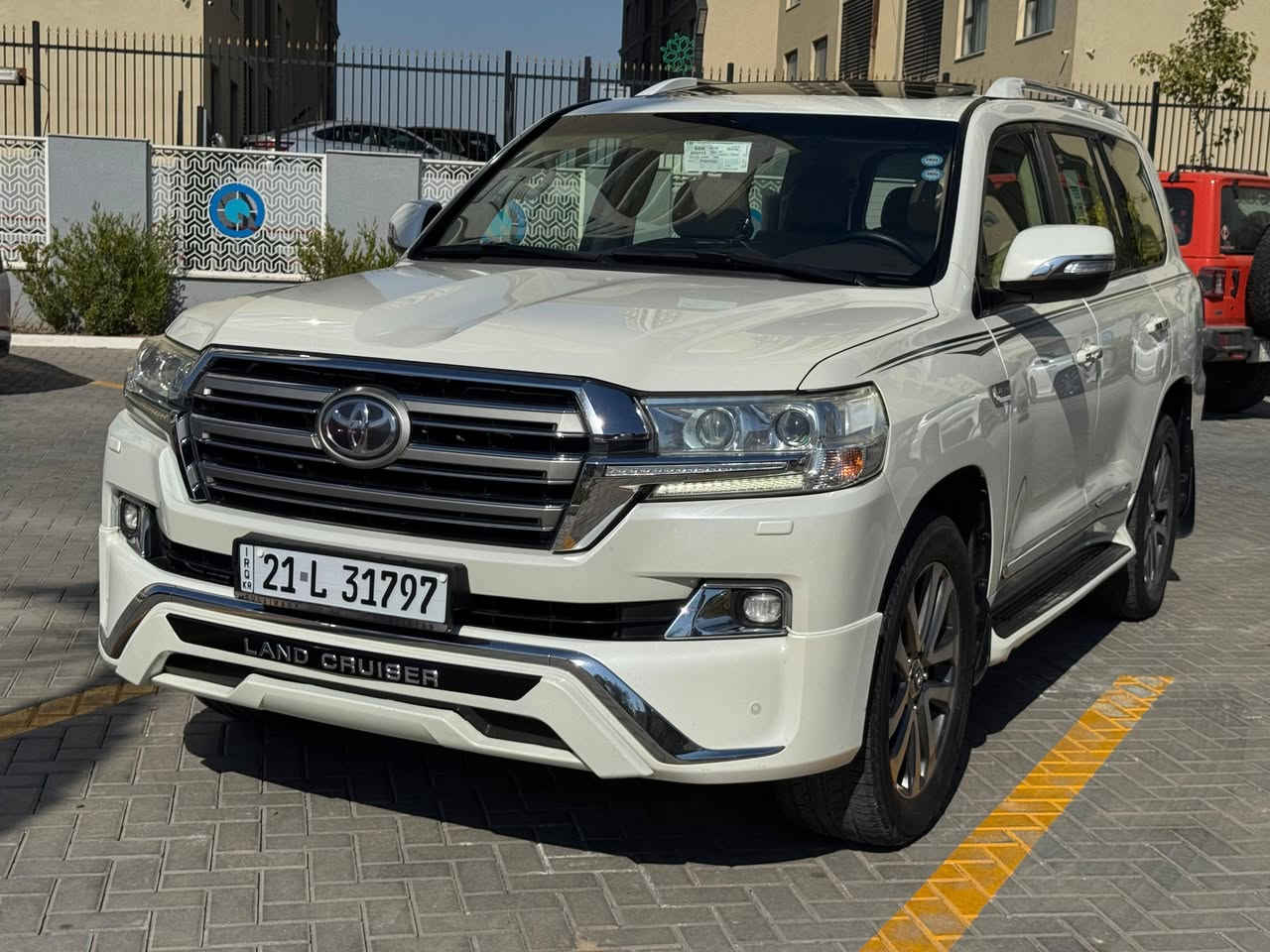 السلام   عليكم
تويوتا لاندكروز / بريم 2017 

مكفوله 

محرك 4000 / 6 سلندر 

مواصفات 

بصمه 

شاشه 

كأمره فور 

سلايت روف 

نظام تزحلق 

3 شاشات 

دفدي 

نظام نزول منحدرات 

اشاير بالمري 

بيها فقط شخط من جهه الصدر  كلش خفيف 

مكانها بغداد حي الحسين 

السعر 467 بيها مجال 

رقمي ***********

