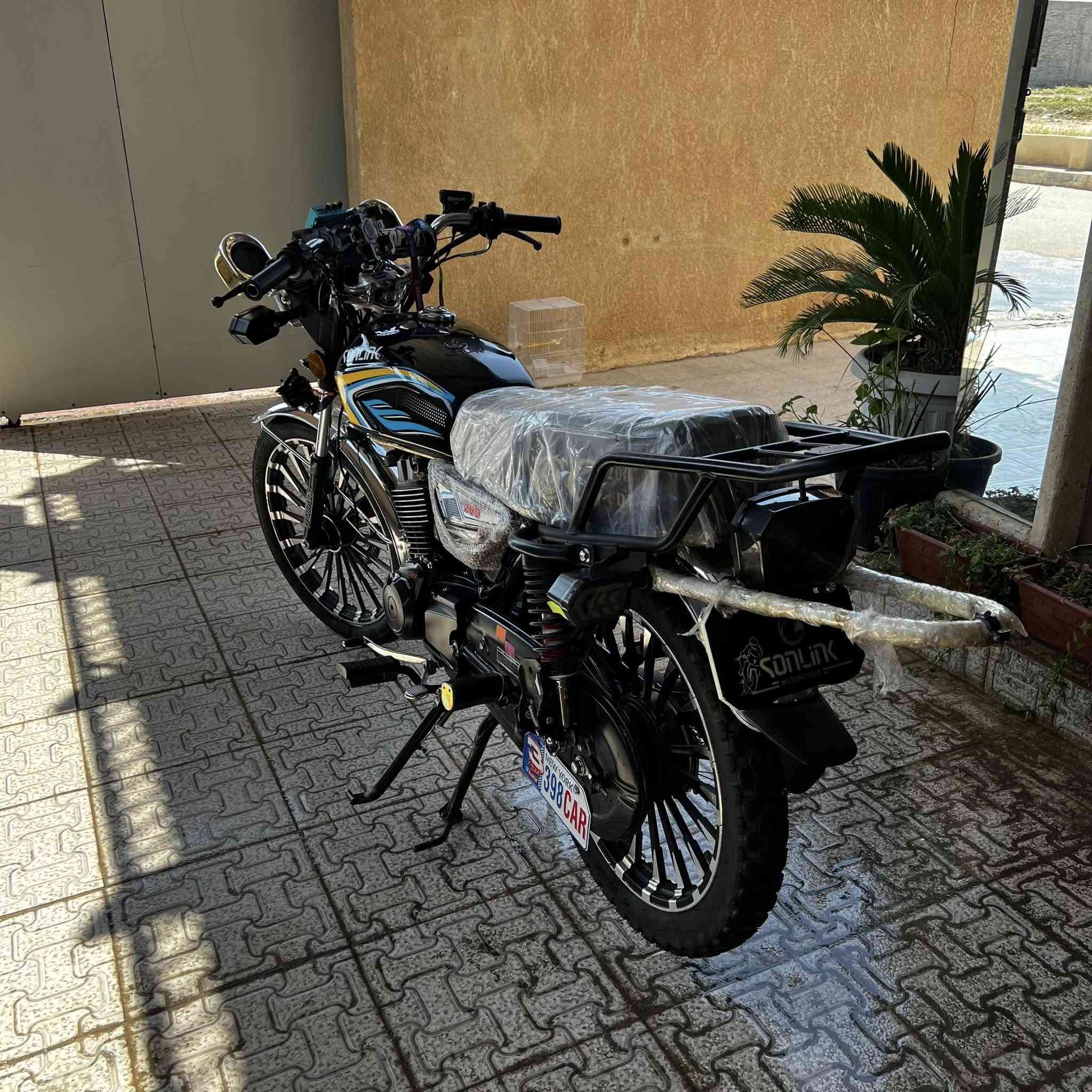 السلام عليكم للبيع دراجه سيفان سولنك مديل 25 زيرو مكينه CBF ضاغطه وزنجيل المرغوبه الدراجه خير من الله مال بيت ما ناقصها برغي السعر 800 وبي مجال للشراي رقم *********** مكان دراجه تكريت حي الشهداء
