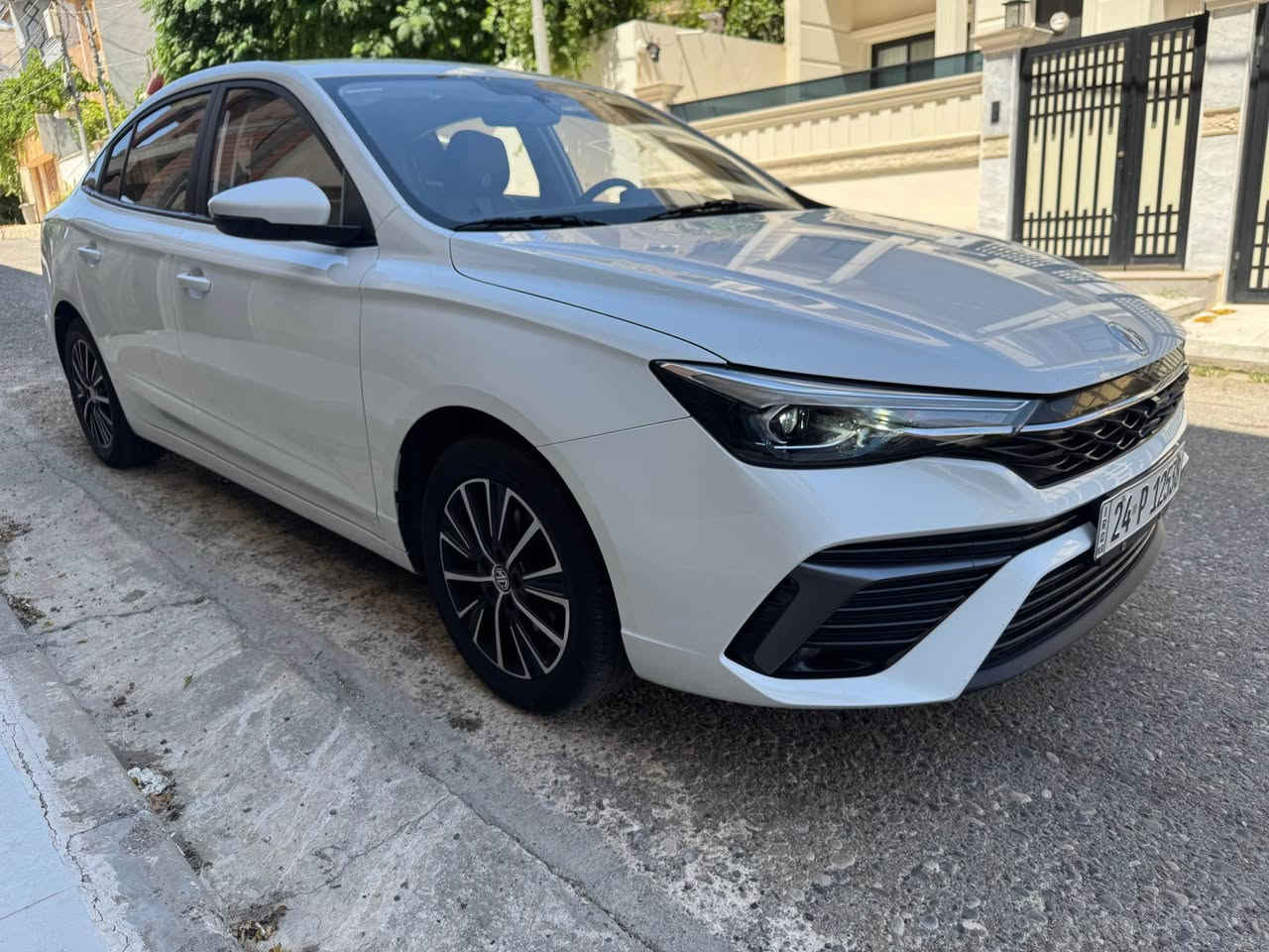 بسم الله الرحمان الرحيم
***********
MG5 2025 ظمان شريكه
محرك مرغوب 
موسفات 
بصمه
تبريد مركزي
شاشه لمس
حساس
داخل كريمي
ويل كروم
رقم دهوك سنوي جديد
مكان سياره دهوك
سعر سياره( ١١٨ ورقه )  فقط دهوك, العراق
