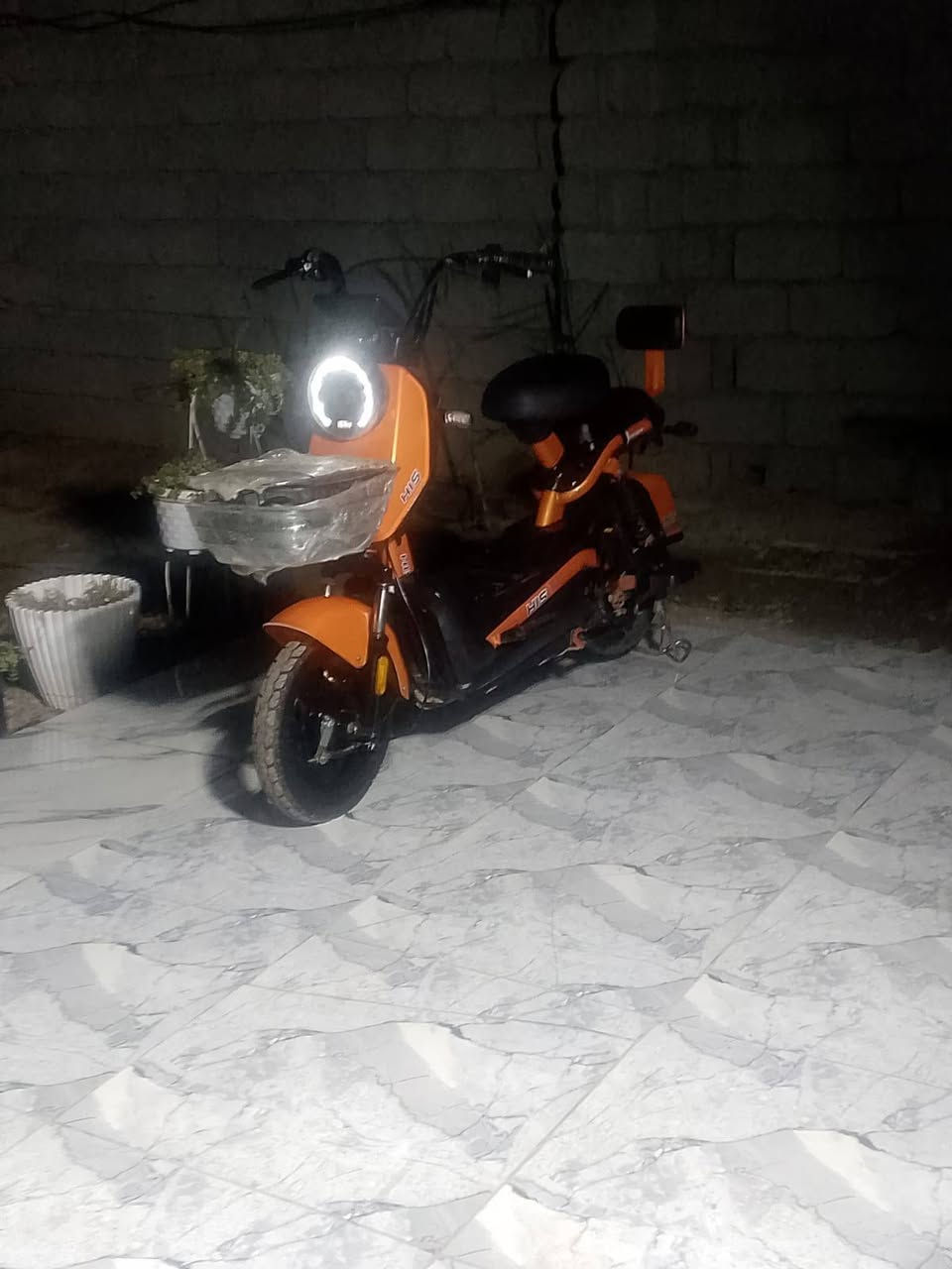 موجوده فول مواصفات نوعهHis كلوب عالي ناصي بكلايت خلفي امامي خلفي سرعته 90حقيقي 45اشاير يمنه يسره نقصه جام اشاير يمنه الخلفيه والأماميه وبطاريات سعره 200وبيه مجال العنوان بغداد حي الجهاد رقم الهاتف ***********
