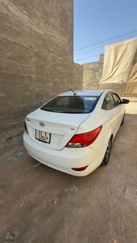 اكسنت 2015 خليجي بيها قطعه صبغ الجاملغ الايمن وبيها مكانين بارد  ماشيه...