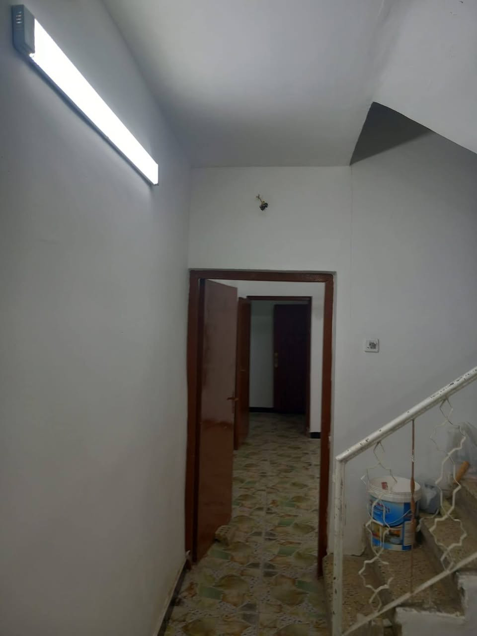 مكلف بنشر للتواصل مع صاحب البيت
***********
بيت للاجار مساحة 120 
الامين الثاني خلف فلافل باقر يحتوي على ثلاث غرف
واحده جوه و اثنين فوك 
مع كافة الخدمات الصحية و المطبخ
