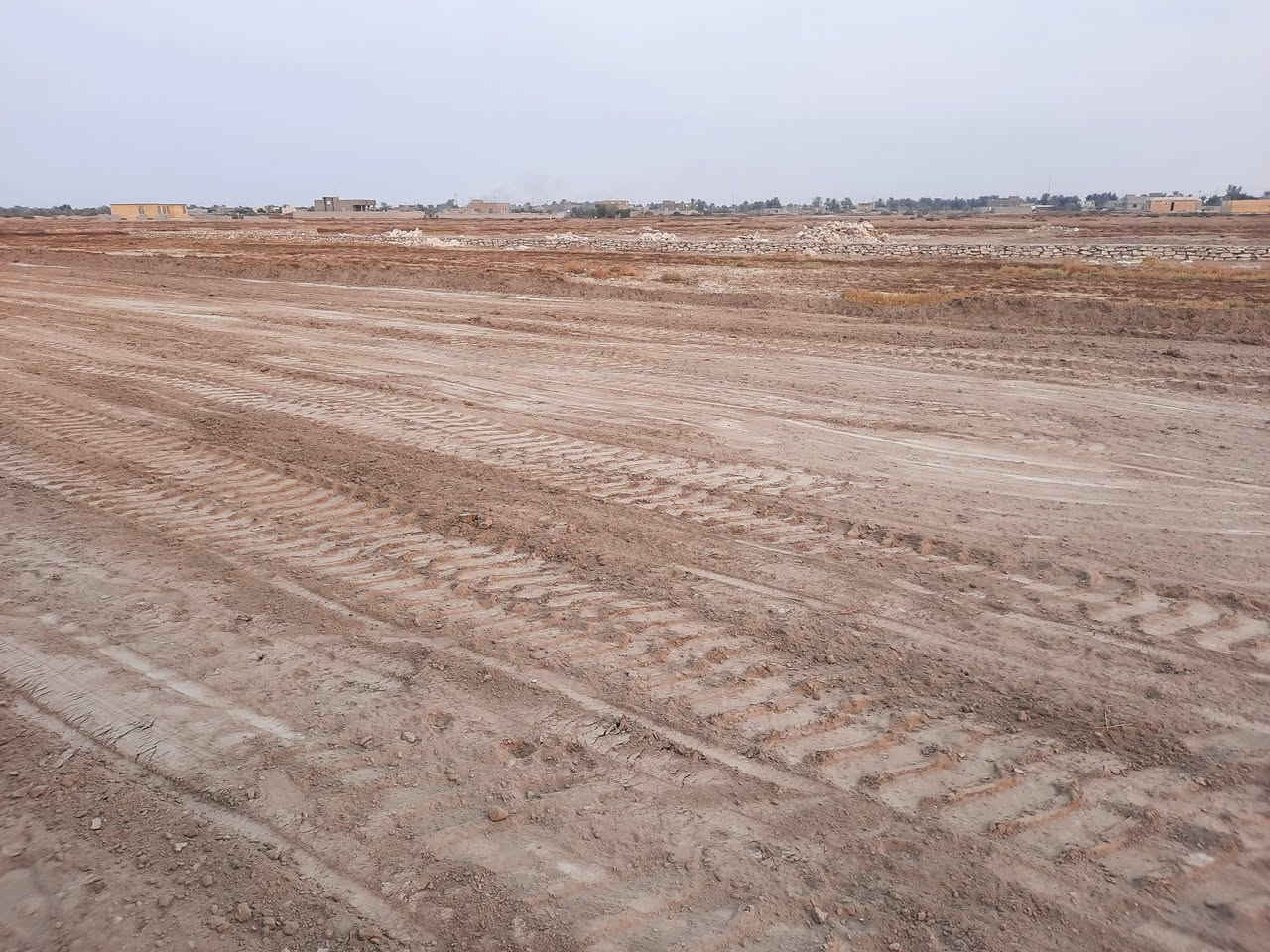 السلام عليكم...
4 قطع طابو زراعي تبعد عن الوركاء 1كم وعن الشارع العام 400 م مساحة كل قطعة 300 م باسعار مناسبة توجد في حي قيد الانشاء يحتوي اساسات جديدة وبيوت ترتبط بشارع سالك للشارع العام على الطريق بين الوركاء وال جريب للاستفسار المراسلة او الاتصال ***********
