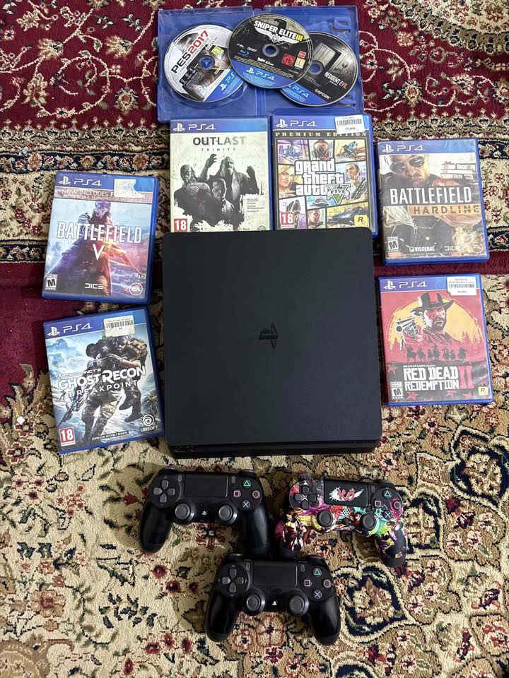 وياه 3 يدات والاقراص كما موضح بالصورة كمية الالعاب الي وياه قوية
كافة الكيبلات موجودة 
الجهاز نظافته 95/100  لا بيه كسر بسيط من الصفحة
السعر 290 الف 
المكان ديوانية التواصل ماسنجر او واتساب هذا رقمي 

‭٠٧٧٦ ٣٦٩ ٣٦٥٧‬
