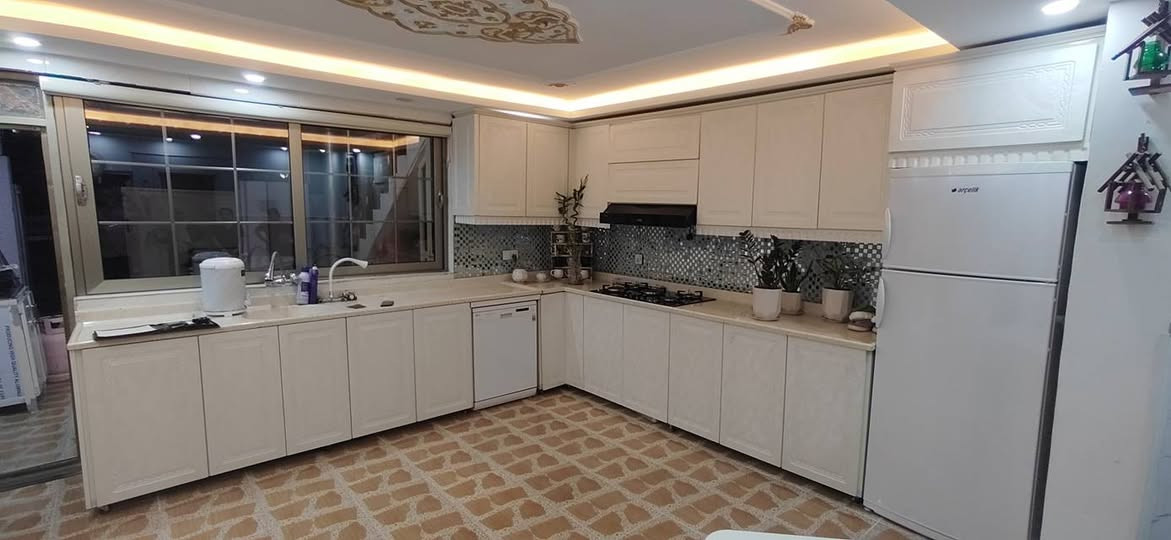 ده ستي دوو   زؤر زؤر خاوينه  ٢ سال كه متره به سترايه
به شرتي هه مو شت  دركاي بالؤن  بريسه  هه يكه لي المنيؤم   ته باخ و مرشعي له كه له   لاي كوانتر ٤٠٠م لاي مخسه ل ٣٨٠م   زانياري زياتر  بيوندي بكه ***********
