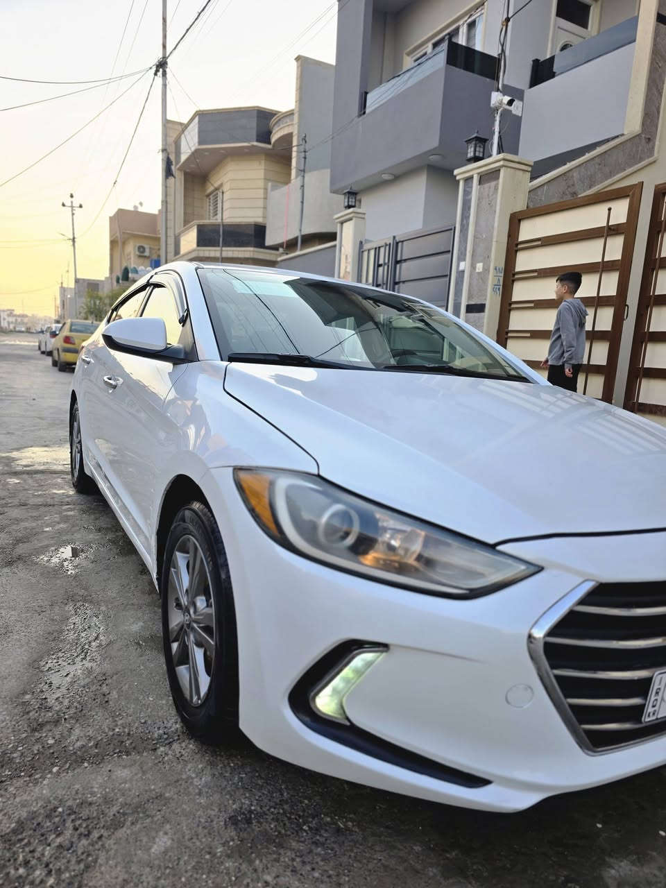 سلام عليكم النتره 2018 سياره حادثها من الخارج جاملغ وبونيد ونطخت بيدي صار بيها 3قطع بدوان دواخل 
محرك20دوش
نص فول
سياره جاهزه من كلشي 
السعر 125
