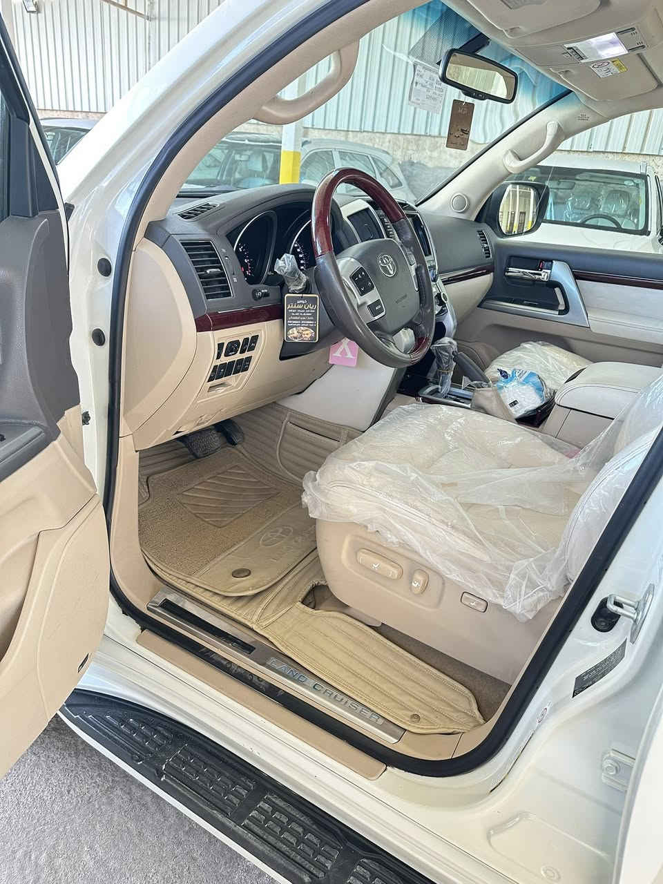 لاندكروز موديل 2014 رقم بغداد
مواصفات 5.7 VXR 
مكفوله كفاله عامه حتى الدعاميات 
السعر ٤٢ الف بيها مجال
***********
