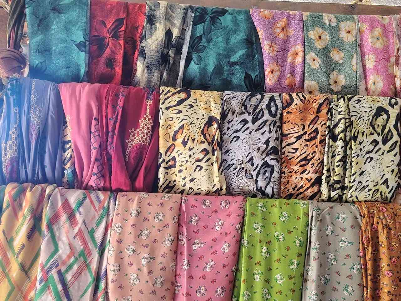 قماش وخياط مع اوڤر 10000 فقط قياس اخذه اشبار ع خاص  حسب الطلب عنوان المحل 👉 واسط صويرا حي العهد  مقابيل تمثال الزعيم عبد الكريم قاسم///// لعدها قماش موجود توصيل داخل صويره  *********** ام شهد
