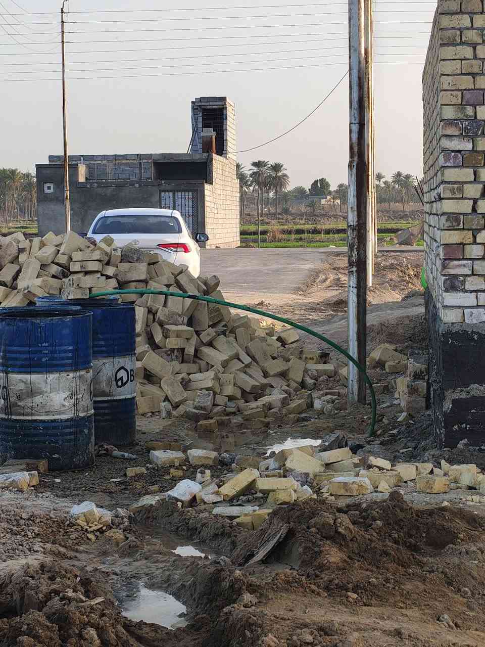 أخر قطع في مجمع أم البنين في غماس قرب المستشفى الجديده قرب الملاعب الخماسيه جميع المساحات متوفر وأسعار مناسبة  خدمات كامله ماء كهرباء تبليط شوارع عرض شارع 10 متر وأنارت ليليه طابو زراعي سند 25 تحويل بسم ألمشتري أستفسار ***********حيدر
***********
