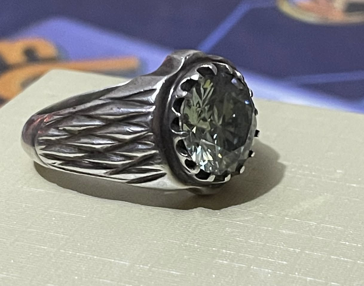 قنبلة موزونايت💣💎
*خاتم فضة عيار 925💎
صياغة موديل بحراني
*متوّج بحجر المزونايت الأصلي 

قطعة من روائع
وزن 25  غرام
وربي يهني صاحب النصيب❤️
سعر ٧٥$


**إذا كنت صاحب هذا الإعلان وتريد حذفه لأي سبب، رجاءا أرسل رسالة إلى الدعم الفني**