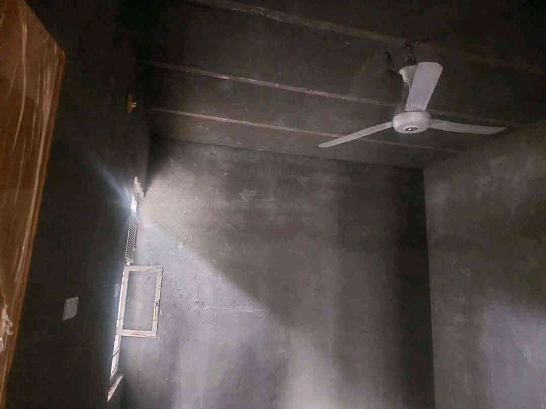 بيت للبيع ... 33 وبيه مجال 
في حي الامين شارع المصطفى مساحه 125 متر يحتوي على غرفه النوم 5*4 فقط لبخ وصاله 6*4 ومطبخ 4*3 بعده ماملبوخ صحيات داخليه وخارجيه
للتواصل ***********
