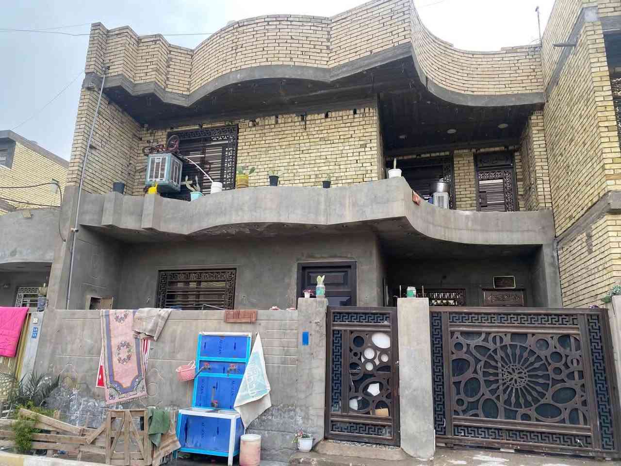 السلام عليكم بيت مساحه 180 للبيع طابقين  كامل مكمل  المكان سكينه شارع المكاتب اول فرع من شارع الروضه اليقين ***********
