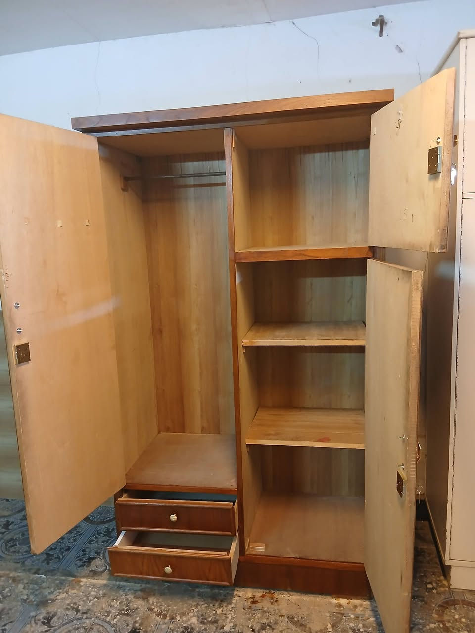 غراض مستعمله نظيفه جدا للبيع كلمن وسعره المراسله خاص او الاتصال ***********مكاني بغداد
