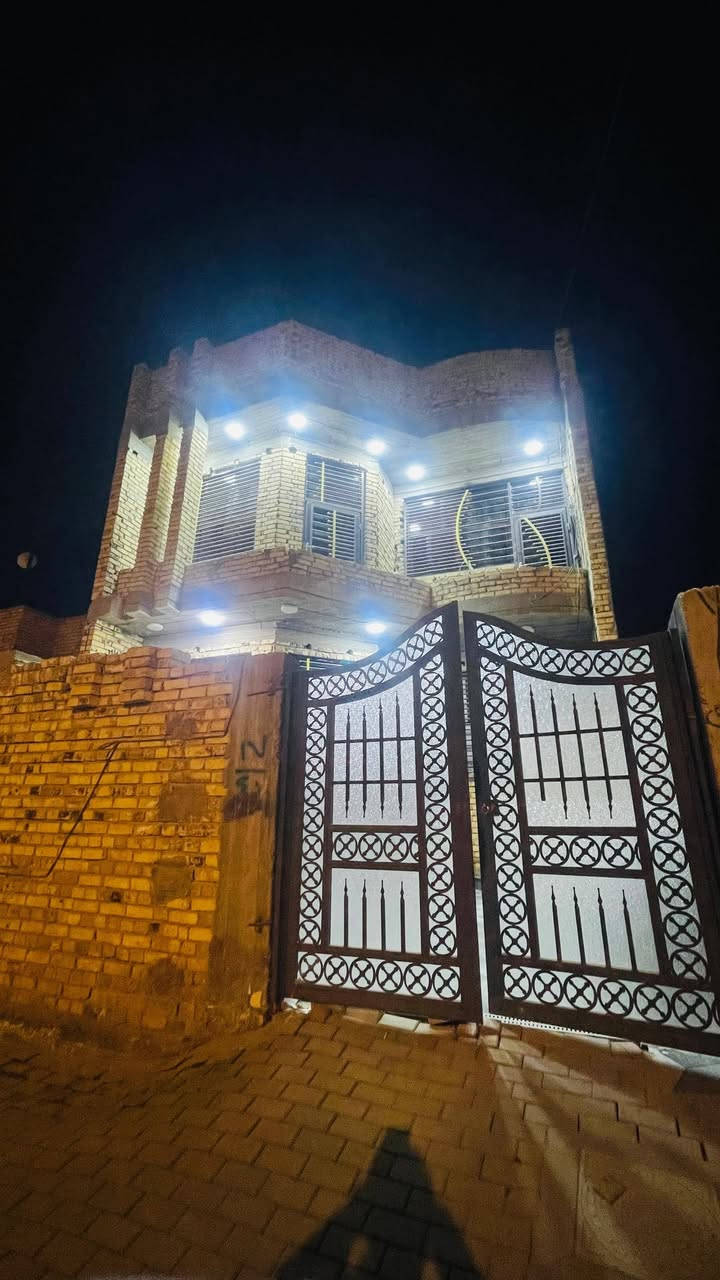 بيت  للبيع طابو زراعي سند 25 مرقم من البلدية الديوانيه حي الجامعه شارع هدى سجاد على الشارع مباشرتاً 
مساحه البيت 188 واجهه 7 او نص نزال 24 
تفاصيل العدد 5 غرف 2 منهن اسويت استقبال مطبخ عدد الصاله 3 صحيات 3 خارجيه او داخليه او بطابق الثاني بناء جديد  عام 2024
للاستفسار الاتصال على الارقام التالية
 ***********
***********
