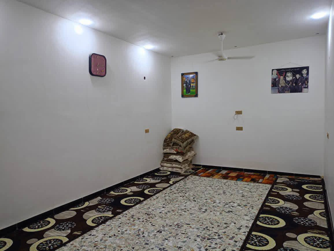 الدار للبيع في حي الحشد مجاور بنانزين خانة وادي السلام شارع الحي وتنزل ع شارع زين القوس الجوبة المساحة 200م طابقين وجه البيت قريب ع شارع العام  بظهرة شارع 20 مطلوب إسكان حوالي 42ونص باقي عليه تتحول ع المشتري اذاتم الاتفاق يبعد عن سايدين200م
غرف نوم 4 مساحة5في 4 احدالغرف. عوزها بس لبخ صاله 9في 4ونص مطبخ حاربارد5ونص في4ونص  استقبال7ونص في4ونص بناء حديث 2024
للأستفسار***********
