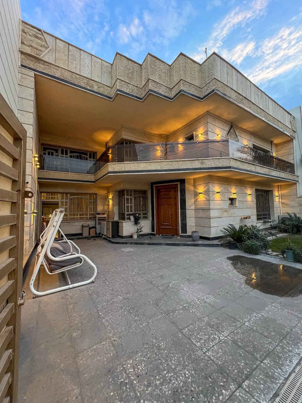 للبيع (بناء حديث 2021) 🏠
📍 الموقع: بغداد - حي الحسين / ضباط الملحانية .

المساحة: 300 متر.
واجهة 15 متر × نزال 20 متر.

تفاصيل البيت:
• الطابق الأرضي: صالة استقبال (9×5م)، هول (5×5م)، هول داخلي (حولي) واسع، مطبخ حار وبارد كبير (10×5م)، غرفة نوم أرضية (5×5م)، وحمامين.

• الطابق الثاني: 4 غرف نوم (منها 3 غرف ماستر سويت)، وحمام إضافي.

• السطح والخدمات: مخزن كبير (سندويج بنل 6×5م)، سقيفة مع خزانات عدد 2، و3 سخانات.

• الخارج: كراج وحديقة داخلية كبيرة ومرتبة.

• الإضافات: مناور عدد 2 مغلقة بالكامل لحد السطح لضمان الخصوصية والإضاءة.

ملاحظة: البيت يُباع بالكامل مع الاثاث
📞 للاستفسار والتواصل واتساب:
***********
