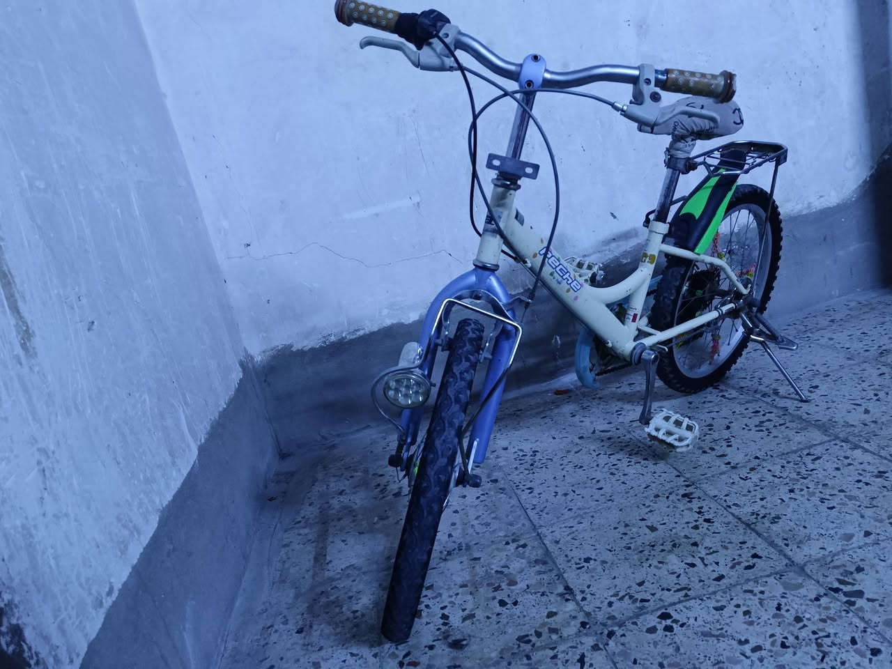 السلام عليكم 
 باسكل  حجم 20 بريكات أمامي خلفي شغاله  باسكل نضيف  ولون حلو سعر 60 وبيه مجال المكان ناصريه مركز الاتصال او استفسار على هاذه الرقم ***********
