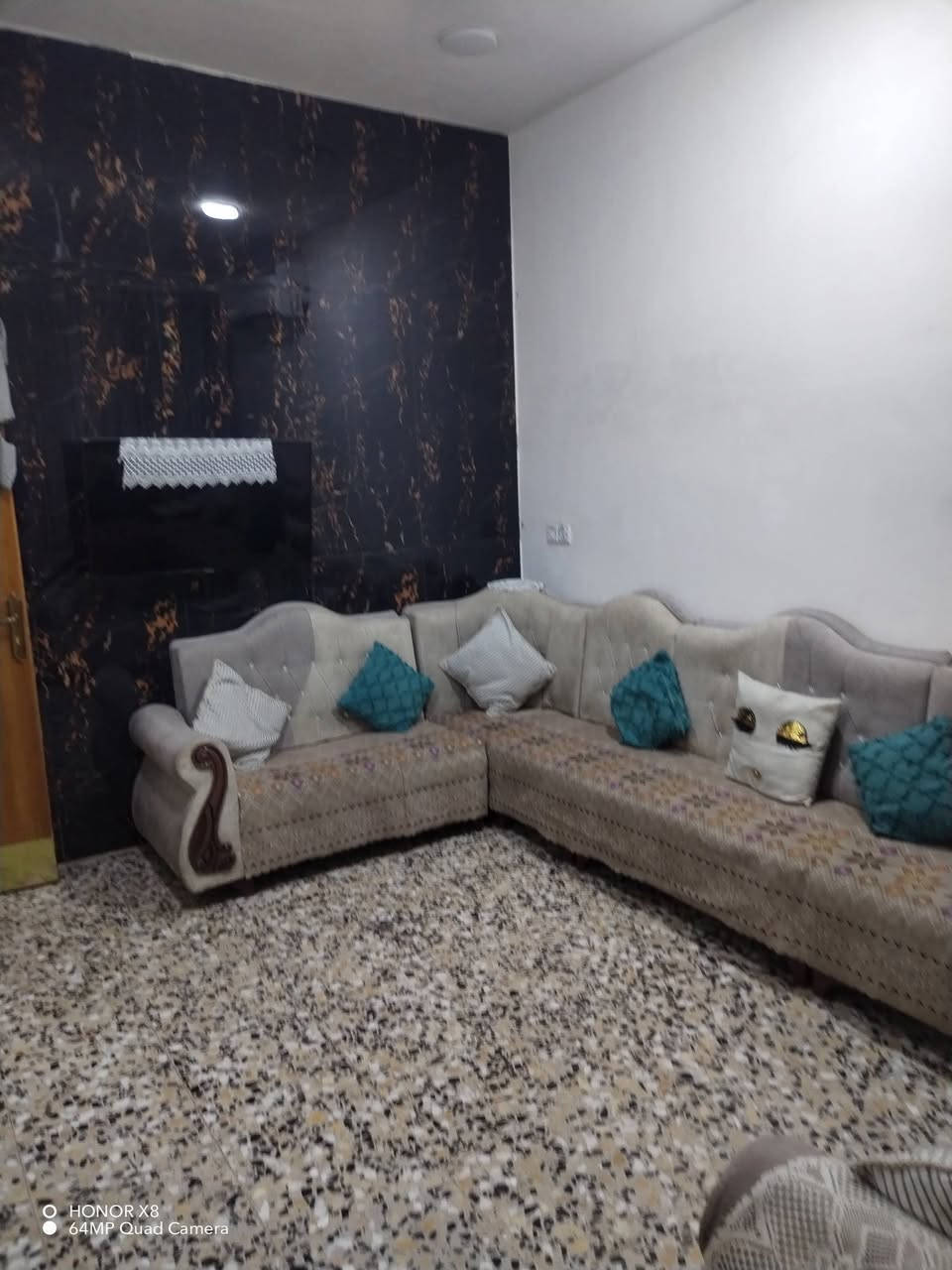 العنوان ام الكبر الغزلان التسجير مال طابو قرب مخبز الروعه *********** 
السلام عليكم بيت للبيع المساحه 90 متر الواجهه 5 والنزار 18 يتكون من استقبال و 2صاله و 3 غرف نوم و3 صحيات و منور
