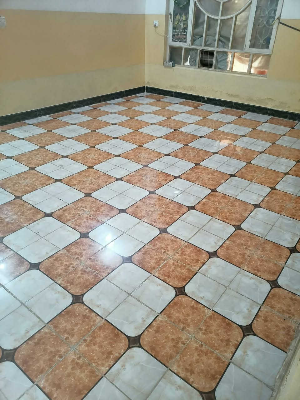 بيع دار سكني، اساس طابوگ. (مكلف بلنشر )
بناء بلوك 

السند: 25

المساحة : 150 متر مربع

الموقع: حي الجامعة، شارع حيدر بن حجي هندي
خدمات متوفرة، ومدارس قريبة وقريبة على الجامعة مسافة 10 دقائق مشي.. 

الدار مرتبة وجاهزة للسكن

تتكون من:

. صالة

. مطبخ

. استقبال

. غرفة 

. صحيات

السعر بلاش 55 وبي مجال للشراي 
للاستفسار والاتصال:

***********
***********
