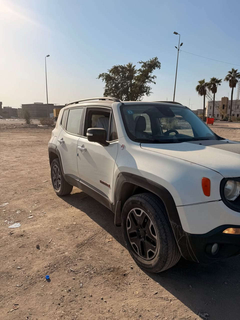 سياره كامله من جميع نواحي محرك كير تبريد وارد امريكي اعلى فئة وتشتغل ع بانزين العادي محركها جيد جدا ضررها بامريكا نص البنيد والجاملغ باب السائق  وعيوب بسيطه اخرى وايرباك ال ستيرن سليم سياره رقم بصرة مميز السياره باسمي سعرها ١٢٥ ورقه وبيها مجال بسيط 
وهذا رقمي *********** البصرة, العراق
