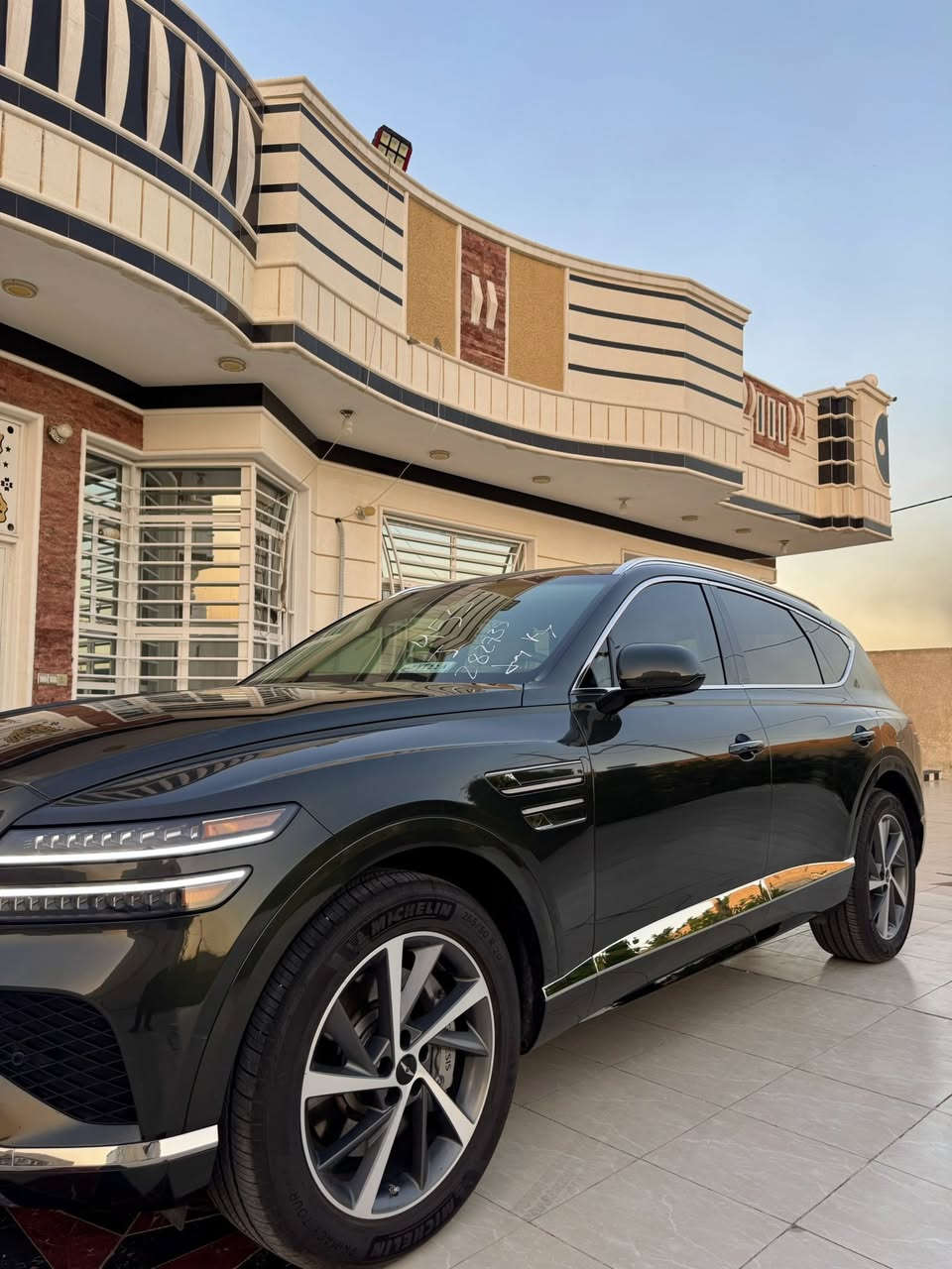 Genesis GV80 Sport Select 2025
بمواصفات مميزة وتصميم فاخر يجمع بين الأداء والراحة والتقنيات الحديثة.
الموديل: 2025
اللون: زيتوني غامق
المحرك: 2.5 لتر تيربو (4 سلندر
ناقل الحركة: أوتوماتيك 8 سرعات  ، 5 مودات قياده
نظام الدفع: رباعي AWD
شاشة OLED بانورامية 27 بوصة
كشنات جلد مثقبة بلون أوف وايت وداخل السياره زيتوني
إضاءة داخلية محيطية فاخرة
مثبت سرعة ذكي
نظام المحافظة على المسار
كاميرا خلفية مع حساسات
شاحن لاسلكي للهواتف
الگير ماوس
تشغيل عن بعد
عدادات رقمية كاملة
نظام ترفيه ومعلومات متطور
ضربته السياره بارد وصبغ للشخوط  في الباب الخلفي الجهه اليمنى كما موضح في الصوره
طاگ الايرباكات الجانبيه والكشنات فقط
ايرباك الدشبول بحاله سليمه .
الممشى: 10254 ml
السعر : 39.500 بيه مجال بسيط .
للاستفسار :  ***********
