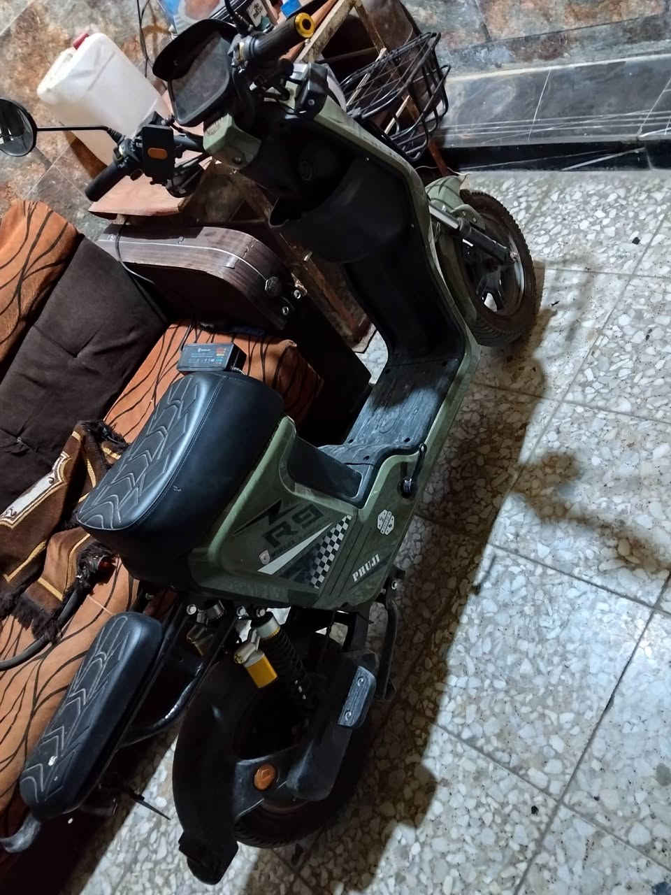 سلام عليكم من رخصة الادمن دراجة R9 خمس بطاريات اربع سرع جديدة استخدمت مدة اقل من شهرين دراجة تفيد مسافات طويلة كهربائيات كلها شغالة وبيهة بلوجكترات ملونة تجي وياها شاحنة 16 ڤولت وقفل للدراجة تجي تشغيل سويج و بصمة وكرت بيهة بلوتوث صوتة واضح و عالي بريكات امامي و خلفي شغالات *********** السعر خاص
