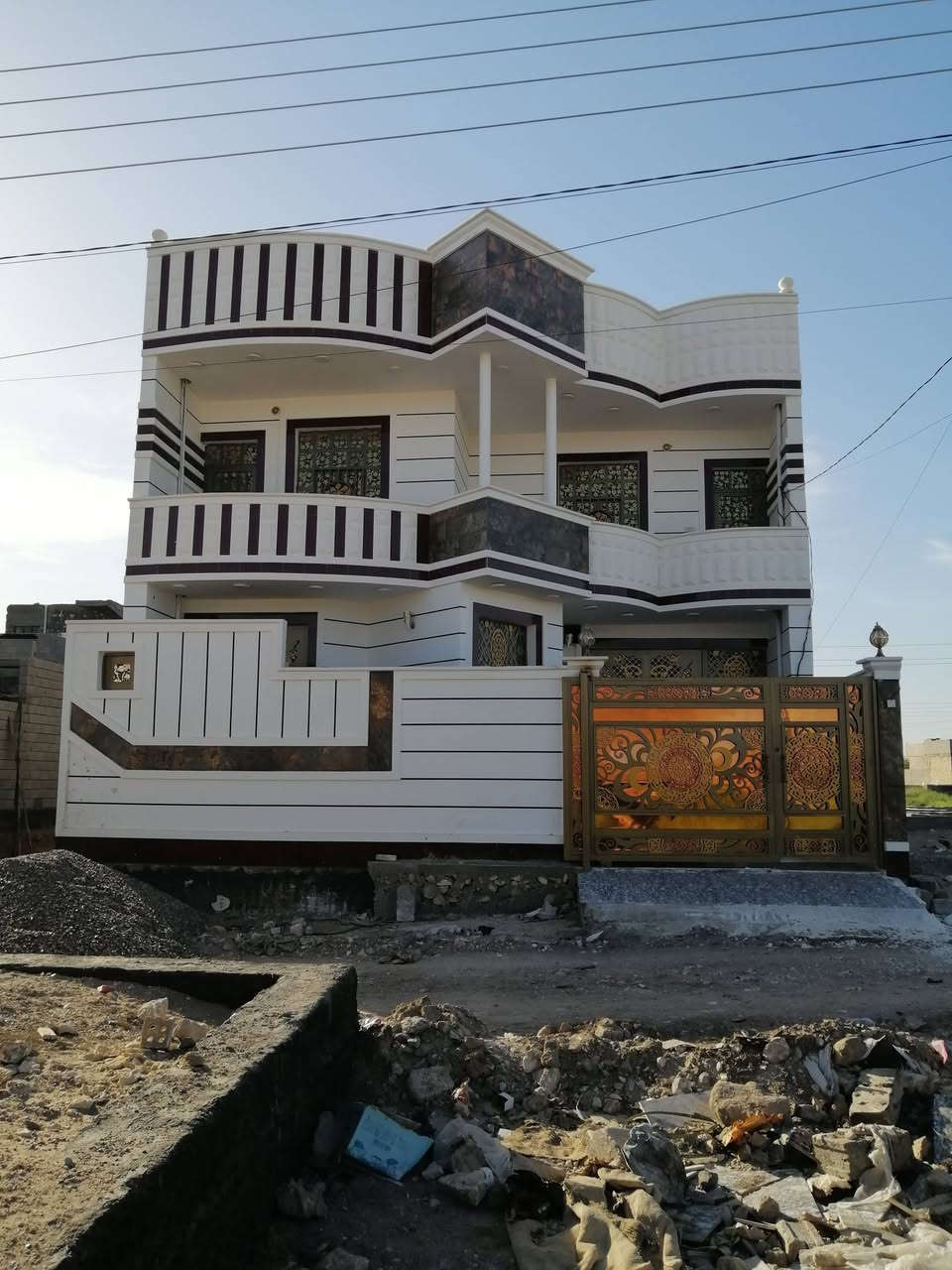 *🏠 بيت طابقين للبيع - القادسية الثانية  قرب الكورنيش وشارع 30*
*الموقع والتفاصيل:*

- *الموقع*: القادسية الثانية - قرب الكورنيش وشارع 30

- *المساحة*: 205 متر²  *النوع*: زراعي مرقم بلدية

- *عرض الشارع*: 7 متر

- *البناء*: جديد طابقين  *الدرج*: خارجي وداخلي

*التقسيم:*

- *5 غرف نوم* 

+ *مطبخ عدد2 * 

+ صحيات داخل وخارج وطابق الثاني **

- *استقبال + هول + كلدور*

ـكراج *

*السعر:* 125  مليون 

بيت جديد مساحة كبيرة 205م، 5 غرف، درج خارجي وداخلي، موقع مميز بالقادسية الثانية ✅

*للاستفسار والمعاينة تواصل ***********
