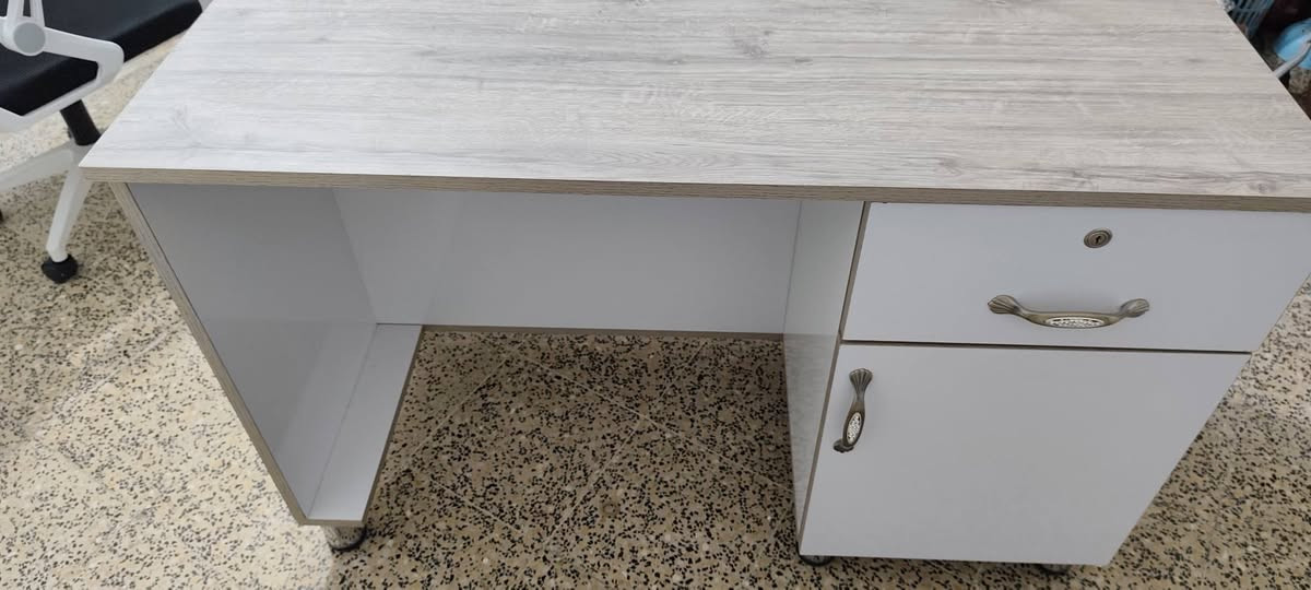 كرسي كيمنك مريح بعدو زيرو +ميز بعدو مامستخدم ميز فصال مو جهاز ميز خشبو ام دي اف  دنكة تصعد فوقو ايذ يتحرك تاخذو بلاش ثنين يالله ينشال رجلي ستيل شراي تصل أو خاص ***********
