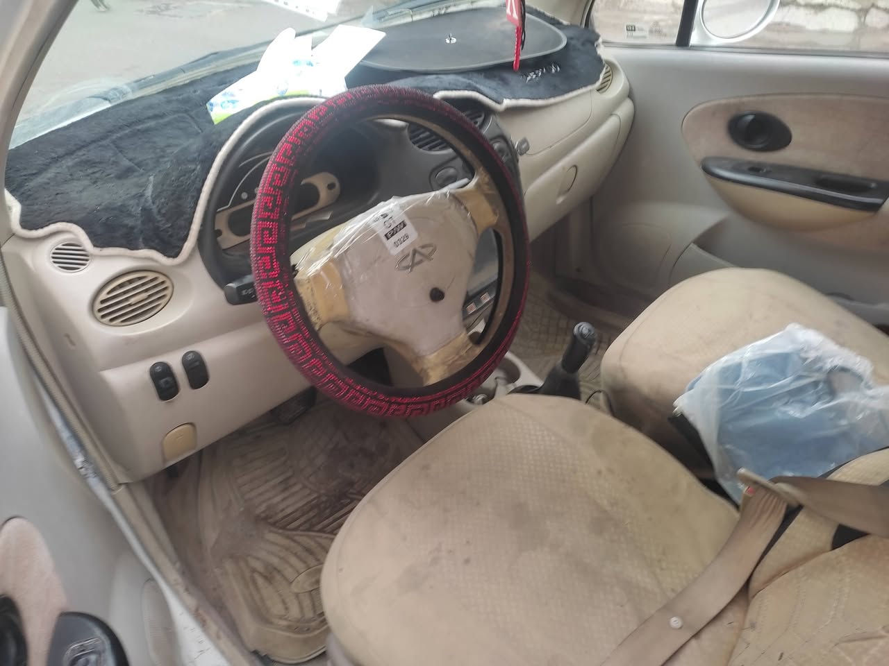 سلام عليكم شيري كيو كيو 2013 مشروع وطني بصره الرقم الانكليزي جاهزه من حداديه بطارية تخم بلكات داينمو وقوايش محرك كير كهربائيات كفاله 
ملاحظه نقص نضوح من البوري مال الكير 
التايرات الاماميه بيهن ميلان ميزانيه وترتيب القواعد الطبله بسبب الخياس رتبتهن ويحتاج ترتيب وميزانيه مرتبه 
التبريد غير شغال 
الرقم *********** بغداد 
السعر قفل22ورقه
