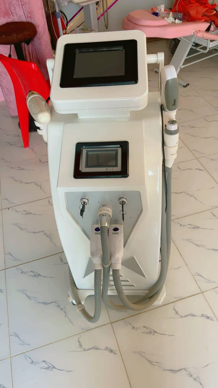 للبيع جهاز ليزر 
تقنية IPL / E-light (الضوء النبضي المكثف):إزالة الشعر: تستهدف بصيلات الشعر لإيقاف نموها بشكل دائم.تجديد البشرة: علاج حب الشباب، إزالة النمش، وتحسين مظهر المسام والتجاعيد البسيطة.علاج الأوعية الدموية: التخلص من الاحمرار والشعيرات الدموية الظاهرة.تقنية ليزر Nd:YAG (ليزر الاندياج):إزالة الوشم (التاتو): يعمل على تفتيت جزيئات الحبر بمختلف الألوان.التقشير الكربوني: تنظيف البشرة بعمق وتضييق المسام وإضفاء نضارة فورية.علاج التصبغات: إزالة بقع الشمس، الكلف، والوحمات الداكنة.تقنية التردد اللاسلكي (RF):شد البشرة: تحفيز الكولاجين لشد الوجه والجسم وتقليل التجاعيد.تحديد معالم الوجه: المساعدة في رفع وشد ترهلات
*********** وات ساب

