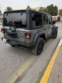 جيب رانكلر 4Xe 2023  لون مميز سمنتي السعر 30000$  بچم كبس سياره جدا نض...