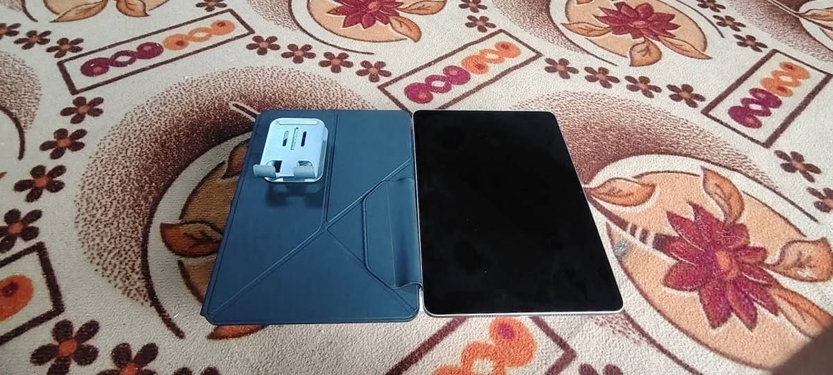 Xiaomi Pad 7 / كامل مكمل مع غراض
جهاز نضيف مع ذاكرة 256 .
ذاكرة عشوائية 16 .
نواة 8 .
شاحنة 45W سريعه .
يدعم كيبورد وماوس .
يدعم دقة 4K سلم 
سلس في الالعاب يدعم 120 fqs .
مع ستاند + كفر مغناطيس .
استعمال مدة 4 أشهر .
وزنه ٤٦٠ غرام / جهاز خفيف .
كامرة خلفية بدقة 1080 / 60 fps .
مع اربع سماعات ستيريوم . بخصار عالي حد 200 .
فقط فطر في الشاشه خفيف لا أكثر. 
مكاني نجف حي المهندسين قرب مأكولات السهل الأخضر .
السعر 400 وبي مجال للشراي فقط .
*********** النجف, العراق
