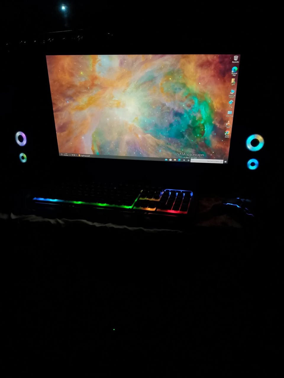 حاسبه كامله للبيع المعالج: Intel Core i5 من الجيل الرابع (ci5 - 4th).
الذاكرة (RAM): 8 جيجابايت.

​التخزين (SSD): 128 جيجابايت (سريع للنظام).

​التخزين (HDD): 500 جيجابايت (للملفات).

يحتوي على 4 فتحات مما يسمح لك بتطوير الرام حتى 32 جيجابايت. .

ماوس 2 كيبورد 2 واحد نكليزي وعربي ضوئي 
سماعات خارجيه صوت يخبل 
بسعر 200 وبيهه مجال لطيبين


**إذا كنت صاحب هذا الإعلان وتريد حذفه لأي سبب، رجاءا أرسل رسالة إلى الدعم الفني**