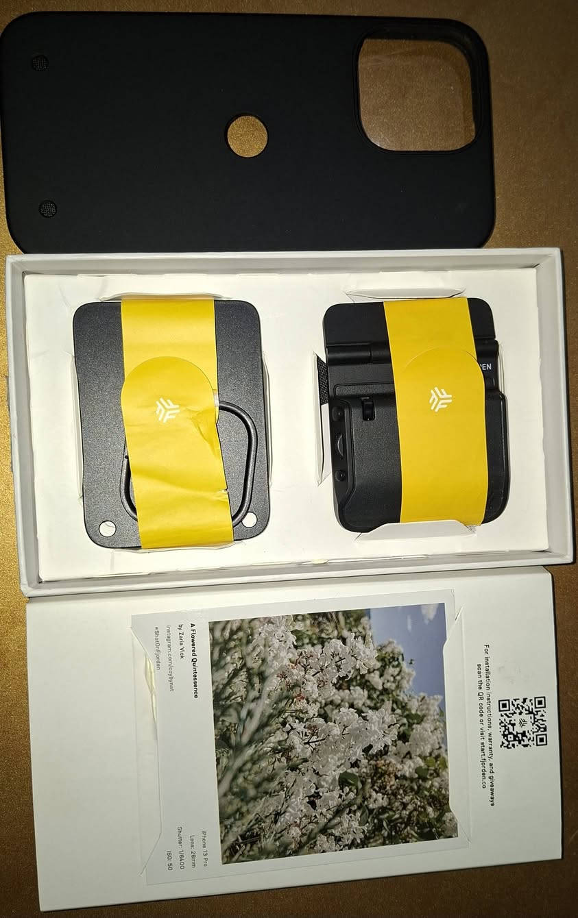 اعطونا سعر وبالعافية
هذا المنتج هو Fjorden iPhone Camera Grip، وهو عبارة عن ملحق خارجي مصمم لتحويل هاتف الآيفون إلى كاميرا احترافية من خلال إضافة أزرار تحكم مادية وقبضة مريحة. 
الميزات الأساسية:
عناصر تحكم مادية: يتضمن زر غالق (Shutter) يعمل بمرحلتين (نصف ضغطة للتركيز وضغطة كاملة للتصوير)، بالإضافة إلى قرص تحكم قابل للتخصيص لضبط التعريض الضوئي أو سرعة الغالق أو ISO.
تصميم نحيف ومحمول: يتميز بتصميم قليل السماكة (حوالي 10.7 ملم) مما يجعله قابلاً للوضع في الجيب بسهولة.
التوافق والاتصال: يتصل بالهاتف عبر البلوتوث ويتوافق مع تقنية MagSafe للتركيب السهل على ظهر الهاتف أو الكفر الخاص به.
تطبيقات إضافية: يمكن استخدامه عن بُعد كمحرك أقراص عند وضع الهاتف على حامل ثلاثي (Tripod)، كما يدعم مقاومة العوامل الجوية بمعيار IP54. 
يتوفر المنتج غالباً ضمن مجموعات (Bundles) تشمل حافظة هاتف (Case) متوافقة ومحولات 
اعطونا سعر وبالعافية

اذا عجبك شي حاول تتواصل معنا
توصيل جميع المحافظات
للطلب والاستفسار التواصل على الماسنجر 
او الواتس ***********
